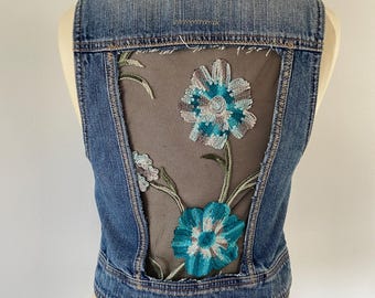 Chaleco de segunda mano, con inserción de flores de malla en la espalda.