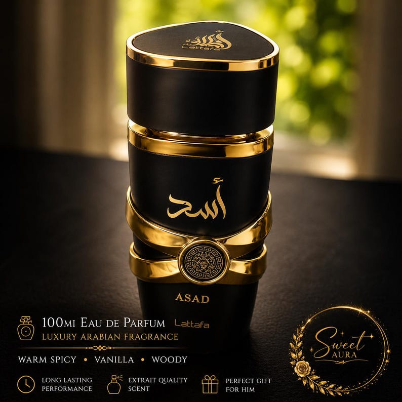 Pode incluir: Um frasco de perfume cil&iacute;ndrico preto e dourado com tampa triangular, apresentando caligrafia &aacute;rabe e o texto ASAD e Lattafa. O frasco inclui uma faixa central dourada com um emblema circular. O texto na imagem indica 100ml Eau de Parfum.