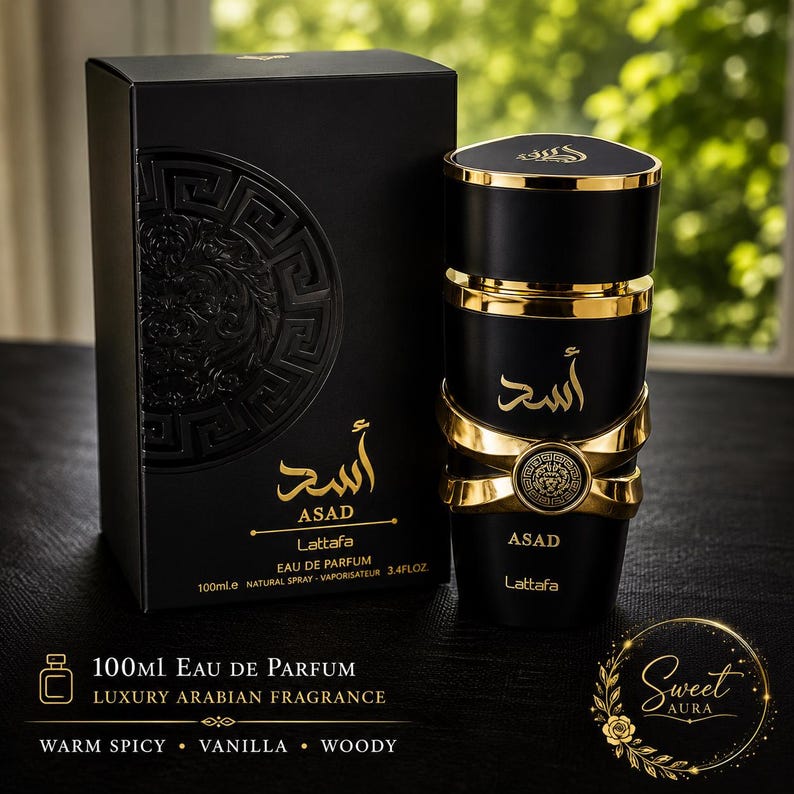 Pode incluir: Um frasco de eau de parfum Lattafa Asad preto com a sua caixa a condizer. O frasco apresenta detalhes dourados, um emblema circular e texto em &aacute;rabe. A caixa exibe um design circular em relevo, o nome Asad e um volume de 100 ml.