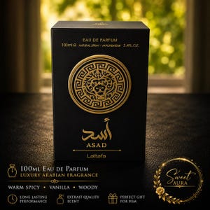 Pode incluir: Uma caixa de perfume retangular preta com o r&oacute;tulo Eau de Parfum 100ml. A frente apresenta um emblema circular dourado com uma cabe&ccedil;a de le&atilde;o e uma borda grega, o texto em &aacute;rabe para Asad, o texto ASAD e a marca Lattafa.