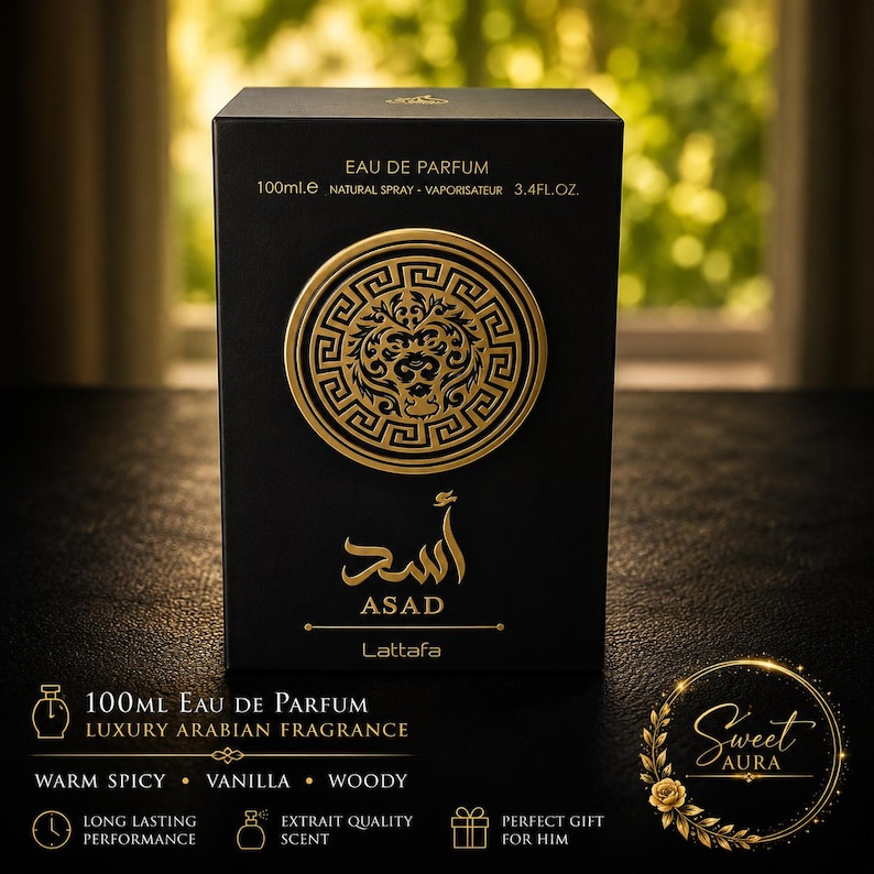 Pode incluir: Uma caixa de perfume retangular preta com o r&oacute;tulo Eau de Parfum 100ml. A frente apresenta um emblema circular dourado com uma cabe&ccedil;a de le&atilde;o e uma borda grega, o texto em &aacute;rabe para Asad, o texto ASAD e a marca Lattafa.