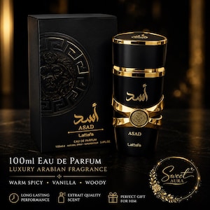 Pode incluir: Um frasco de 100ml de Eau de Parfum Lattafa Asad e a sua caixa preta. O frasco &eacute; preto com detalhes dourados, com escrita &aacute;rabe e o nome Asad. A caixa apresenta um emblema de le&atilde;o e o texto 100ml EAU DE PARFUM, WARM SPICY, VANILLA, WOODY.