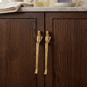 Tiradores de latón con forma humanoide para armarios, tiradores artísticos para cajones, pomos de tocador dorados esculturales, herrajes modernos para tocadores de baño, herrajes únicos para muebles.