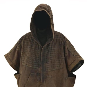 Puede incluir: Chaqueta con capucha marr&oacute;n con mangas cortas y dos bolsillos delanteros. La chaqueta tiene una cremallera frontal y una serie de l&iacute;neas horizontales cosidas en el pecho. La capucha es grande y cubre la cabeza. La chaqueta est&aacute; hecha de tela duradera.
