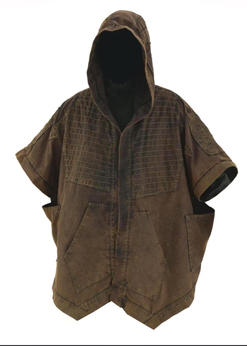 Puede incluir: Chaqueta con capucha marr&oacute;n con mangas cortas y dos bolsillos delanteros. La chaqueta tiene una cremallera frontal y una serie de l&iacute;neas horizontales cosidas en el pecho. La capucha es grande y cubre la cabeza. La chaqueta est&aacute; hecha de tela duradera.
