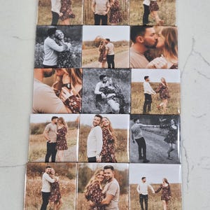 Pode incluir: Uma cole&ccedil;&atilde;o de quinze azulejos quadrados dispostos em uma grade, cada um apresentando uma fotografia diferente de um casal em um ambiente ao ar livre. As imagens capturam v&aacute;rias poses, incluindo ficar de p&eacute;, abra&ccedil;ar e caminhar em um campo.