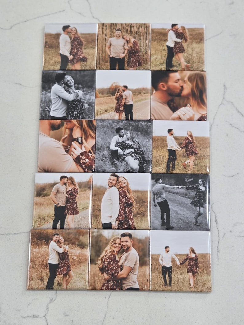 Pode incluir: Uma cole&ccedil;&atilde;o de quinze azulejos quadrados dispostos em uma grade, cada um apresentando uma fotografia diferente de um casal em um ambiente ao ar livre. As imagens capturam v&aacute;rias poses, incluindo ficar de p&eacute;, abra&ccedil;ar e caminhar em um campo.