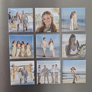 Pode incluir: Um conjunto de nove &iacute;manes quadrados com fotos de v&aacute;rias cenas de casamento numa praia. As imagens incluem um casal a caminhar, um retrato, um casal a abra&ccedil;ar-se, damas de honor, um casal de m&atilde;os dadas, uma noiva, um casal sob um arco, padrinhos e um casal a beijar-se.
