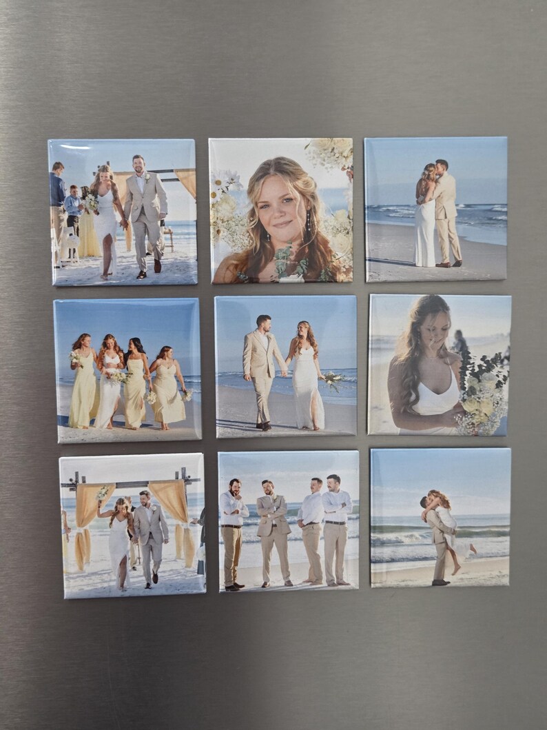 Pode incluir: Um conjunto de nove &iacute;manes quadrados com fotos de v&aacute;rias cenas de casamento numa praia. As imagens incluem um casal a caminhar, um retrato, um casal a abra&ccedil;ar-se, damas de honor, um casal de m&atilde;os dadas, uma noiva, um casal sob um arco, padrinhos e um casal a beijar-se.