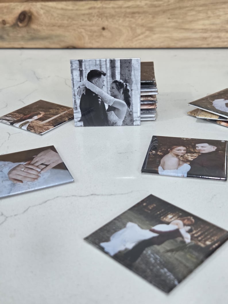 Pode incluir: Uma cole&ccedil;&atilde;o de porta-copos quadrados com fotografias a preto e branco e a cores de um casal com trajes de casamento. As imagens retratam v&aacute;rias cenas, incluindo um casal a abra&ccedil;ar-se, um grande plano de m&atilde;os com an&eacute;is e a dan&ccedil;ar.