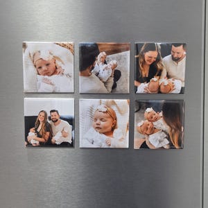 Pode incluir: Um conjunto de seis &iacute;manes fotogr&aacute;ficos quadrados com v&aacute;rios retratos de uma fam&iacute;lia com beb&eacute;s g&eacute;meos. Cada &iacute;man mostra um momento diferente, incluindo grandes planos dos beb&eacute;s com roupa branca e fotos de grupo com os pais.