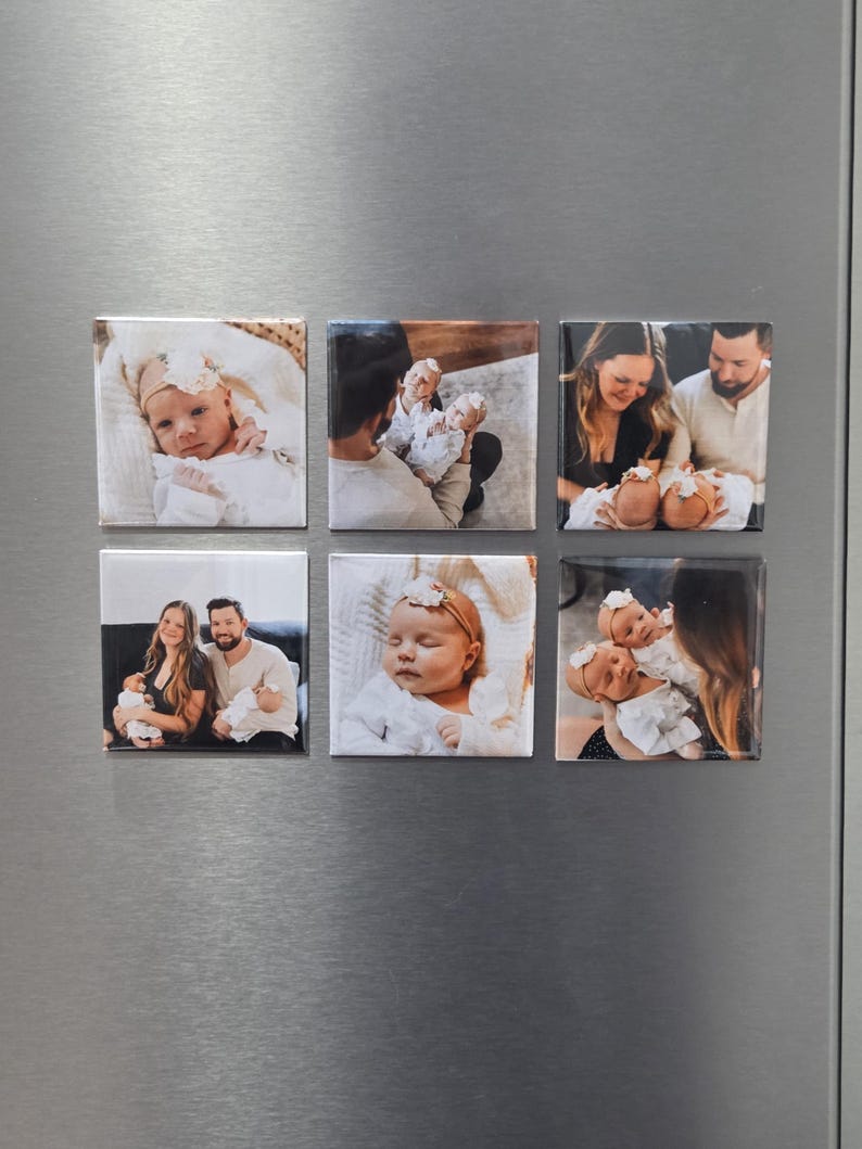 Pode incluir: Um conjunto de seis &iacute;manes fotogr&aacute;ficos quadrados com v&aacute;rios retratos de uma fam&iacute;lia com beb&eacute;s g&eacute;meos. Cada &iacute;man mostra um momento diferente, incluindo grandes planos dos beb&eacute;s com roupa branca e fotos de grupo com os pais.