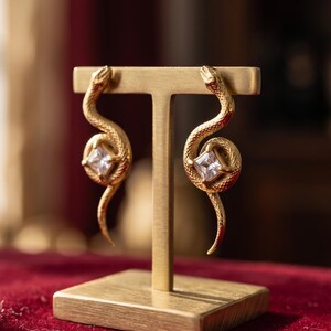 Gold Schlange Zirkon Ohrringe, gemeißelte Schlange Ohrstecker, 18K PVD Finish, wasserdichter Schmuck