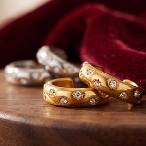 Brinco de pressão com cristais robustos, banhado a ouro 18K, joia marcante com fecho de pressão