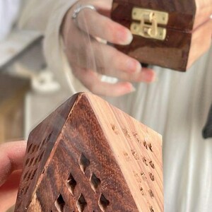 Traditionell handgjord rökelsehållare i trä, askfångare, ställ för aromaterapi, meditation och yoga