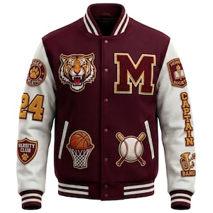 Op de afbeelding: Bordeauxrode en witte varsity jas met geborduurde patches. Voorzien van een grote letter "M", een tijgerkop, een basketbal en honkballen. Witte mouwen met patches "24" en "Captain".