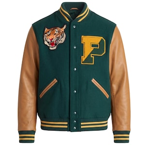 Könnte beinhalten: Eine grüne Collegejacke mit hellbraunen Lederärmeln. Die Jacke hat einen großen gelben "P" Aufnäher und einen Tigerkopf-Aufnäher. Kragen, Manschetten und Saum haben gelb-grüne Streifen. Die Jacke hat eine Knopfleiste.