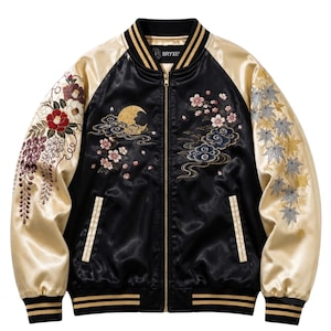 Könnte beinhalten: Schwarze Satin-Bomberjacke mit goldenen Ärmeln und aufwendiger Blumenstickerei. Mit durchgehendem Reißverschluss, gerippten Bündchen und gestreiftem Kragen. Das Design zeigt Mond, Wolken und Kirschblüten, mit der Marke "BRYXE" am Kragen.
