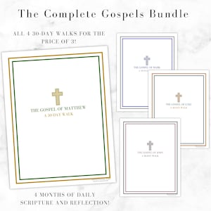 Puede incluir: Un conjunto de cuatro folletos titulados "The Complete Gospels Bundle". Cada folleto presenta una cruz y el título de un Evangelio, como Mateo, Marcos, Lucas y Juan. Los folletos tienen bordes de colores y el texto "¡4 Meses de Escritura y Reflexión Diaria!"