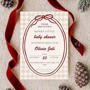 Peut inclure: Une carte d'invitation rectangulaire pour une baby shower avec un fond à motif vichy beige et blanc. Le centre présente un cadre ovale rouge foncé avec un nœud en haut. Le texte indique : PLEASE JOIN US FOR A MARRY LITTLE baby shower HONORING MOM TO BE Olivia Juli SATURDAY JUNE 23 AT 12 AM 10 DESBROSSES ST, NEW YORK, NY 10013 RSVP TO ANNA BY JUN 1 AT 123.456.7890.