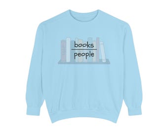 Sudadera con estampado de libros y estantería, ropa para amantes de la lectura.