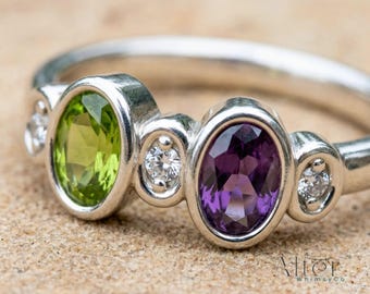 Anillo doble ovalado de peridoto y amatista con circonitas cúbicas / Anillo con engaste de latón plateado