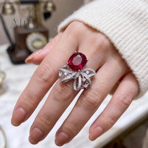 Röd zirkonrosettring, Statementring i sterlingsilver med pavé, brudsmycken med kuddslipning