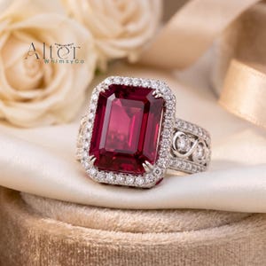 Anillo con halo de rubí rojo talla esmeralda, anillo de regalo llamativo de plata de ley con filigrana vintage.