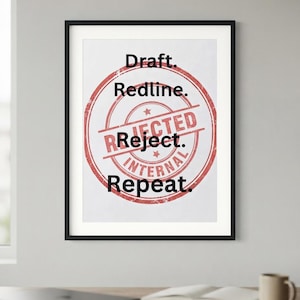 Könnte beinhalten: Ein gerahmter Kunstdruck mit dem schwarzen Text Draft. Redline. Reject. Internal Repeat. überlagert von einer abgenutzten roten kreisförmigen Stempelgrafik, die das Wort REJECTED in Großbuchstaben und zwei kleine Sterne enthält.