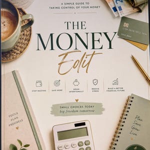 Könnte beinhalten: Ein Finanzratgeber mit dem Titel The Money Edit mit weißem Einband, dunkelgrünem Text, einem Taschenrechner, einem Spiralnotizbuch, einem goldenen Stift, einer Geldbörse mit Euro-Banknoten und einer Kreditkarte. Der Text enthält A Simple Guide to Taking Control of Your Money und Small Choices Today Big Freedom Tomorrow.