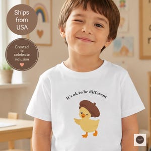 Inkluderande barntröja, barntröja med särskilda behov, gåva för olika förmågor, söt anka-t-shirt, det är okej att vara annorlunda småbarnströja