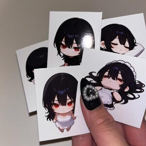 Puede incluir: Una colección de pegatinas cuadradas blancas con ilustraciones de estilo anime de un personaje con cabello negro y ojos rojos. El personaje se representa en varias poses y atuendos, incluido un atuendo de doncella y un vestido sencillo.