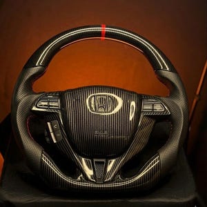 Volante Honda personalizado de fibra de carbono: cuero perforado, costuras rojas, franja de carreras.