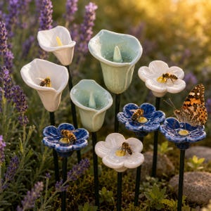 Set di 12 paletti da giardino in ceramica con fiori decorativi per esterni, ideali per fioriere e giardini in stile rustico.