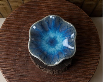 Plato de cerámica con forma de flor / Cuenco de porcelana hecho a mano para condimentos, vajilla Wabi Sabi