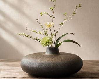 Jarrón Wabi Sabi / Arreglo floral japonés de piedra de terracota / Decoración de mesa brutalista Japandi
