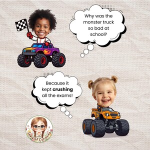 Peut inclure: Illustration de deux enfants dans des monster trucks avec des bulles de dialogue. L'un des enfants tient un drapeau &agrave; damier. Le texte dit : "Pourquoi le monster truck &eacute;tait-il si mauvais &agrave; l'&eacute;cole ?" et "Parce qu'il &eacute;crasait tous les examens !"