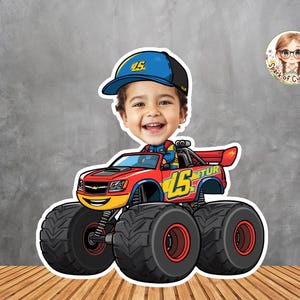 Peut inclure: Illustration de dessin anim&eacute; d'un enfant souriant portant une casquette bleue avec le num&eacute;ro 45, superpos&eacute;e &agrave; un monster truck rouge et jaune. Le camion a de gros pneus noirs et le num&eacute;ro 45 sur le c&ocirc;t&eacute;.