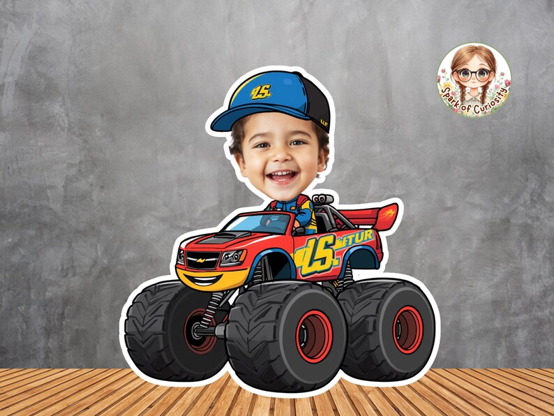Peut inclure: Illustration de dessin anim&eacute; d'un enfant souriant portant une casquette bleue avec le num&eacute;ro 45, superpos&eacute;e &agrave; un monster truck rouge et jaune. Le camion a de gros pneus noirs et le num&eacute;ro 45 sur le c&ocirc;t&eacute;.