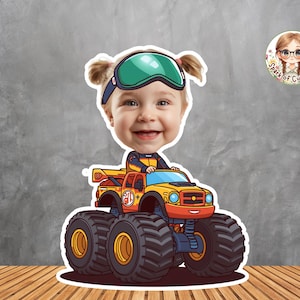 Peut inclure: Autocollant repr&eacute;sentant un visage d'enfant sur un monster truck de dessin anim&eacute;. Le camion est orange et jaune avec de gros pneus noirs. L'enfant porte des lunettes. Un petit logo circulaire est dans le coin sup&eacute;rieur droit.