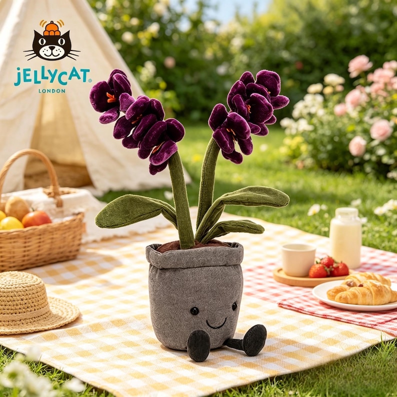 K&ouml;nnte beinhalten: Eine lila Pl&uuml;sch-Orchideenpflanze in einem grauen Topf mit einem l&auml;chelnden Gesicht und kleinen schwarzen F&uuml;&szlig;en. Die Pflanze steht auf einer gelb-wei&szlig; karierten Picknickdecke. Ein Picknickkorb, ein Hut und Essen sind ebenfalls zu sehen.