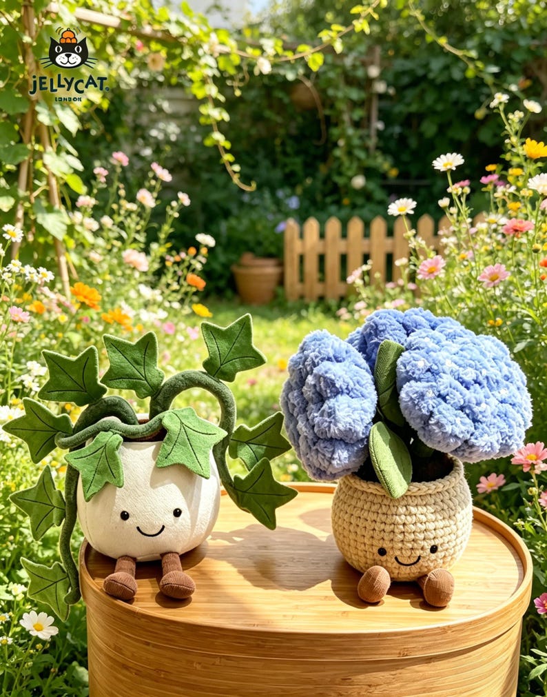 K&ouml;nnte beinhalten: Zwei Pl&uuml;schpflanzenspielzeuge. Eines ist ein wei&szlig;er Topf mit gr&uuml;nem Efeu und das andere ist ein geh&auml;kelter Topf mit blauen Blumen. Beide haben l&auml;chelnde Gesichter und kleine braune Beine. Der Hintergrund ist ein Garten mit Blumen und einem Holzzaun.