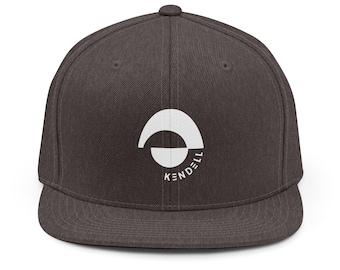 Casquette snapback avec logo en demi-cercle KENDELL | Monogramme minimaliste
