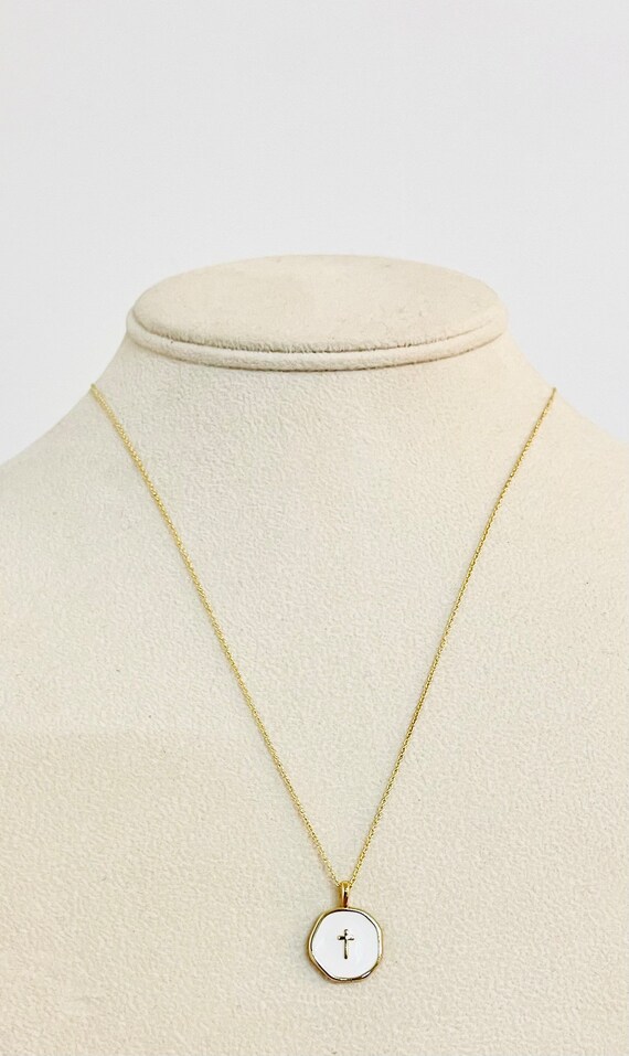 Collier Pendentif Croix Rétro - Finement Gravé, émail Blanc, Couleur Or - Taille/ref : /82