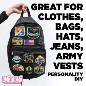 Pode incluir: Mochila preta adornada com v&aacute;rios patches bordados com paisagens de montanha, uma bandeira americana e textos como "Adventure Park" e "Let's Get Lost". A imagem inclui texto: "Great for clothes, bags, hats, jeans, army vests, personality DIY."