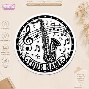 Peut inclure: Un autocollant circulaire présentant une illustration en noir et blanc d'un saxophone entouré de notes de musique, d'une clé de sol et d'étoiles. Le motif comprend une bordure décorative et le texte "YOUR NAME" en lettres capitales.