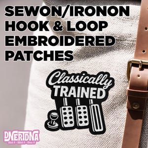 以下が含まれることがあります： Classically TRAINEDという文字と3つの車のペダルが描かれた、黒と白の刺繍ワッペン。縫い付けまたはアイロン接着が可能で、取り付け用の面ファスナーの裏地が付いています。