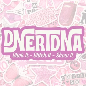 Pode incluir: Um autocolante rosa com a palavra "DNERIDNA" em branco, contornada a rosa mais escuro. O texto "Stick It - Stitch It - Show It" est&aacute; em baixo. O fundo &eacute; uma colagem de autocolantes cor-de-rosa.