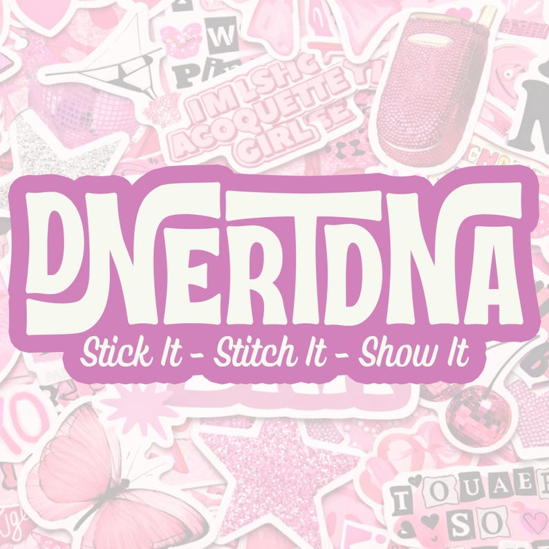 Pode incluir: Um autocolante rosa com a palavra "DNERIDNA" em branco, contornada a rosa mais escuro. O texto "Stick It - Stitch It - Show It" est&aacute; em baixo. O fundo &eacute; uma colagem de autocolantes cor-de-rosa.