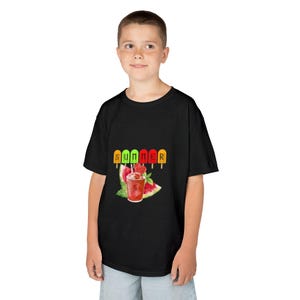 Peut inclure: T-shirt noir avec un motif estival. Le motif comprend le mot "SUMMER" au-dessus d'une illustration à l'aquarelle d'une boisson à la pastèque et de glaces. Le t-shirt est fait d'une matière douce.
